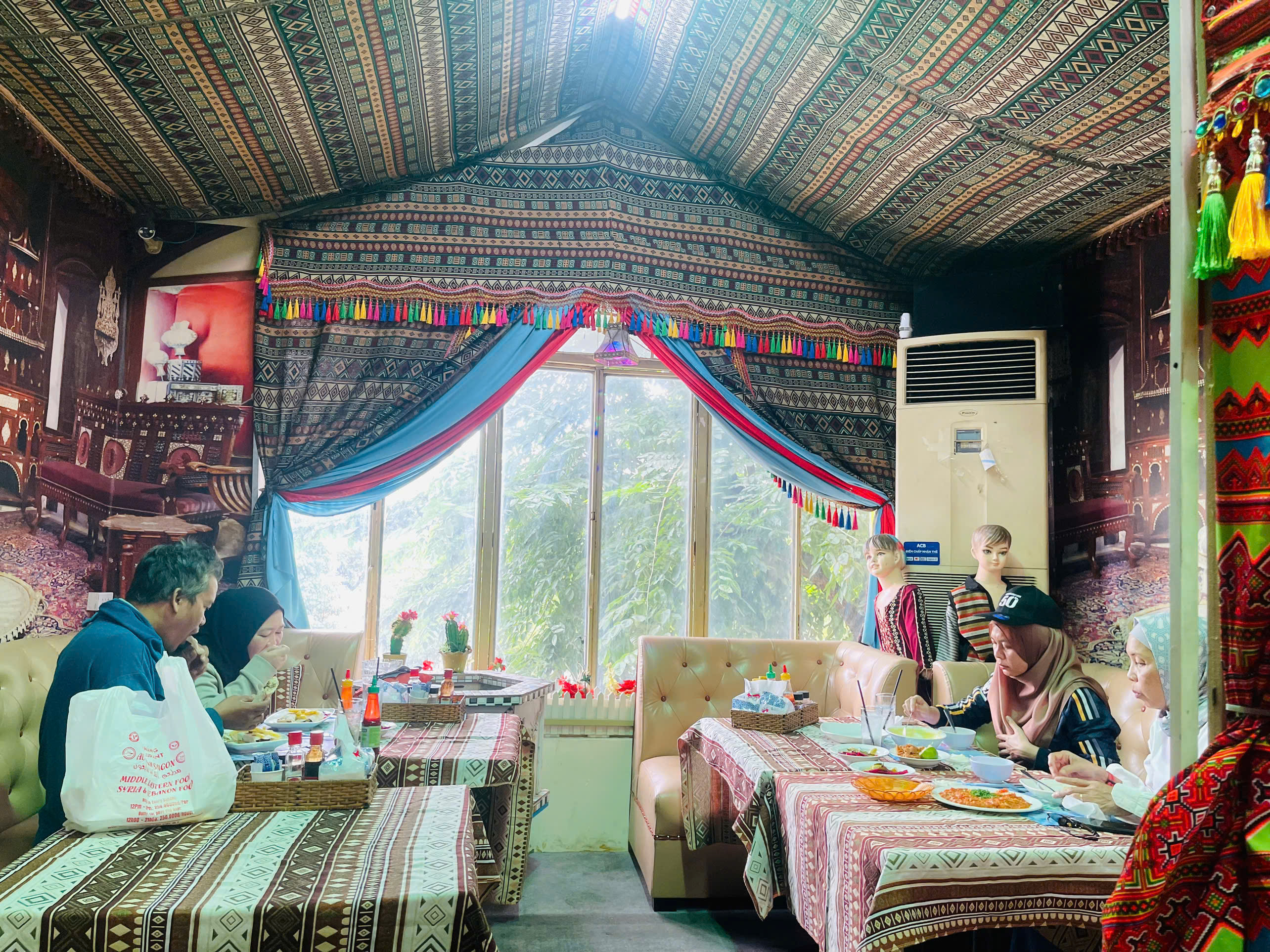 NHÀ HÀNG